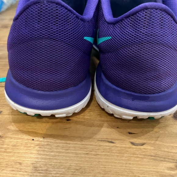 Nike like new tennis shoes - Picture 7 of 7